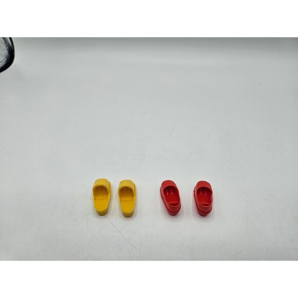 Vintage Marx Sindy Doll Shoes Yellow Slip Ons Clog‎ and Red Heeled (2 Pair) - Picture 5 of 9
